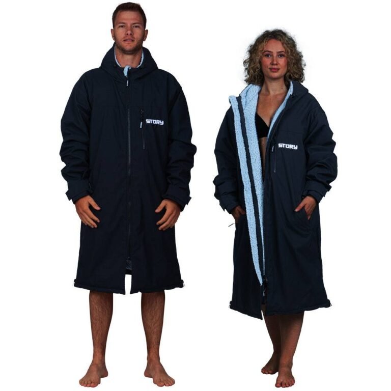 Story Change Robe - Black, unisex poncho with warm lining, ideal for loungewear.